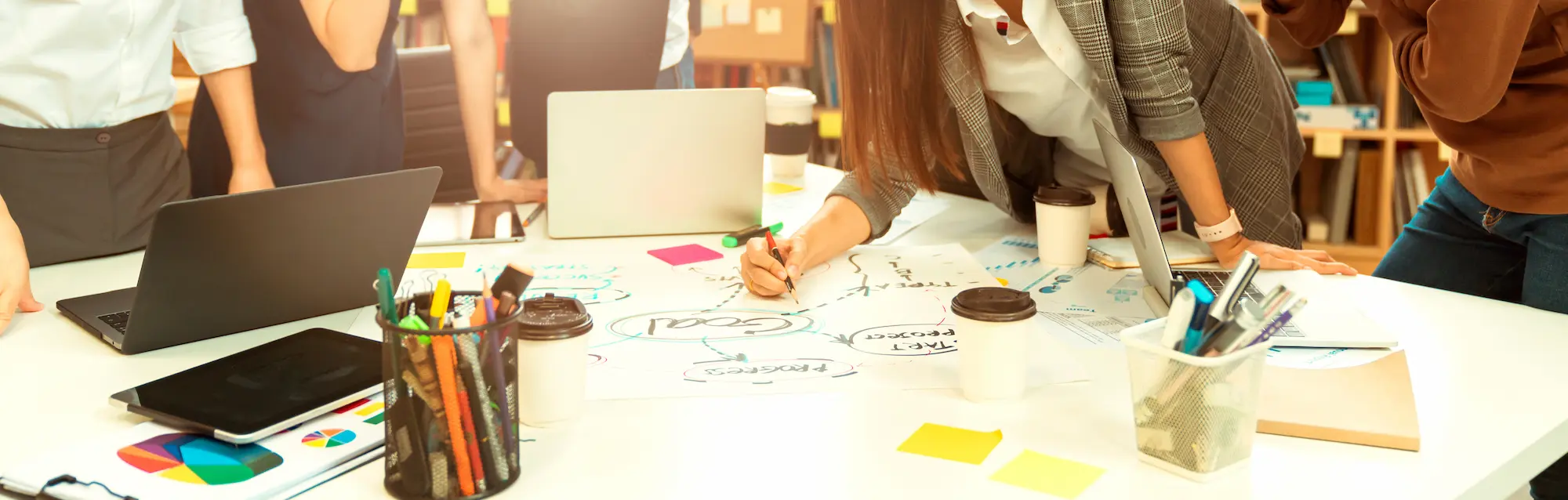 Equipo creativo de Mercalogistic en sesión de brainstorming